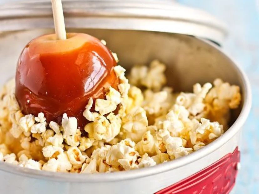 Receta de manzanas caramelizadas con pochoclos: fácil, crocante y viral