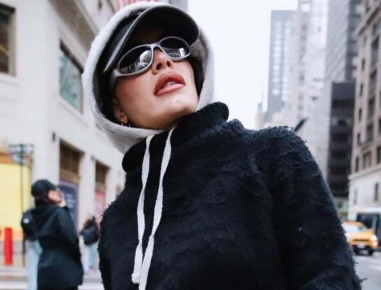 El look de Emilia Attias recorriendo Nueva York: urbano, canchero y en clave sporty