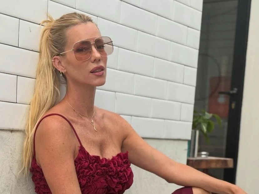 Nicole Neumann marcó tendencia con un look borgoña