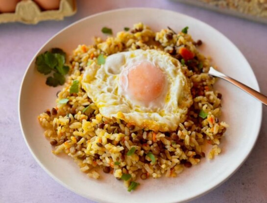 Arroz salteado con huevo y cebolla: una receta práctica, rendidora e ideal para la vianda del cole