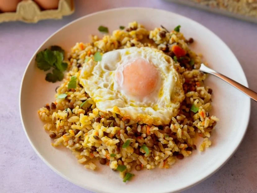 Arroz salteado con huevo y cebolla: una receta práctica, rendidora e ideal para la vianda del cole