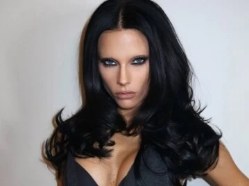 El impactante look de Valentina Zenere que combina lencería y moda urbana