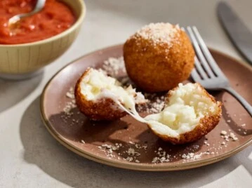 Arancini: la receta de las bolitas de arroz rellenas con queso