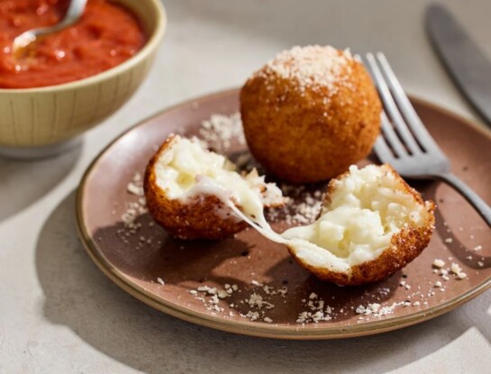 Arancini: la receta de las bolitas de arroz rellenas con queso