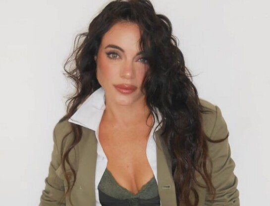 Emilia Attias apostó por un look sastrero sexy: corset, traje y botas