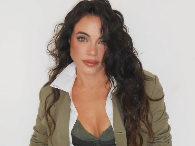 Emilia Attias apostó por un look sastrero sexy y canchero: corset, traje y botas