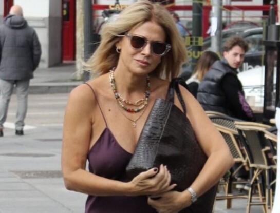 Flavia Palmiero apostó al slip dress y lo combinó con prendas comfy: look urbano y elegante