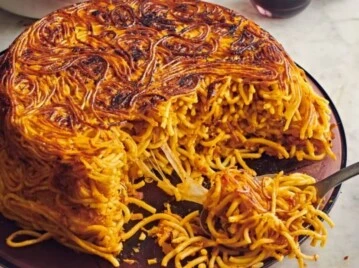 Cómo hacer fideos fritos crocantes: la receta fácil tipo torta crocante por fuera y cremosa por dentro