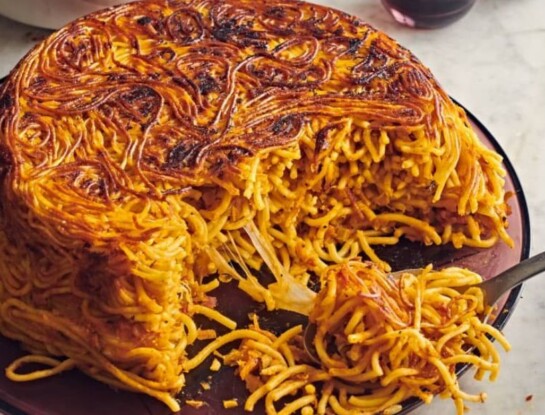 Cómo hacer fideos fritos: la receta fácil tipo torta crocante por fuera y cremosa por dentro
