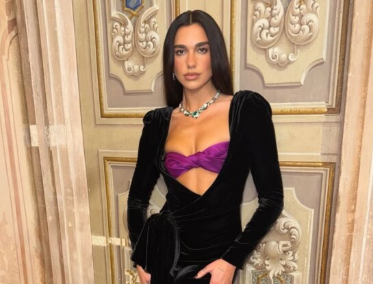 Dua Lipa impactó en Bvlgari con un vestido negro que combinó glamour y audacia