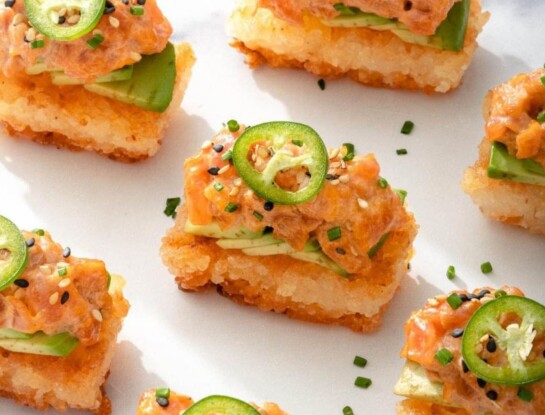 Arroz prensado y dorado: una receta fácil, con pocos ingredientes y toppings a elección