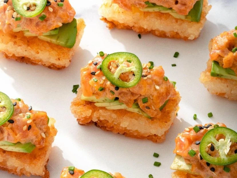 Arroz prensado y dorado: una receta fácil, con pocos ingredientes y toppings a elección