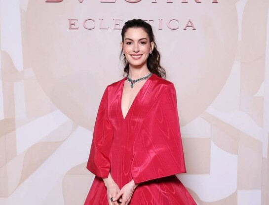 Anne Hathaway brilló con un glamoroso look total red en la gala de Bvlgari