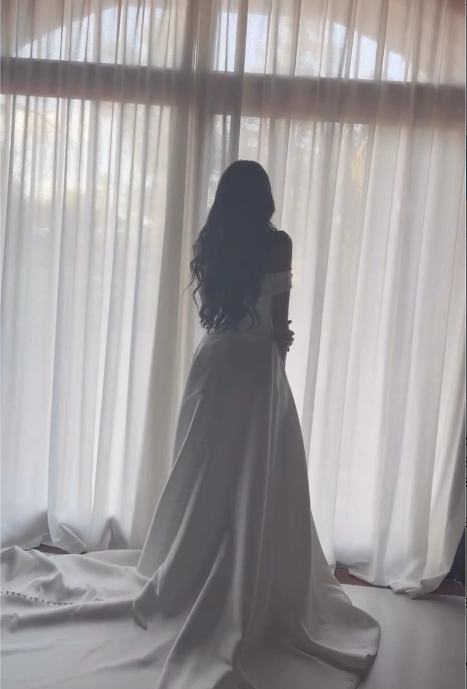 El vestido tuvo una larga falda con cola. 