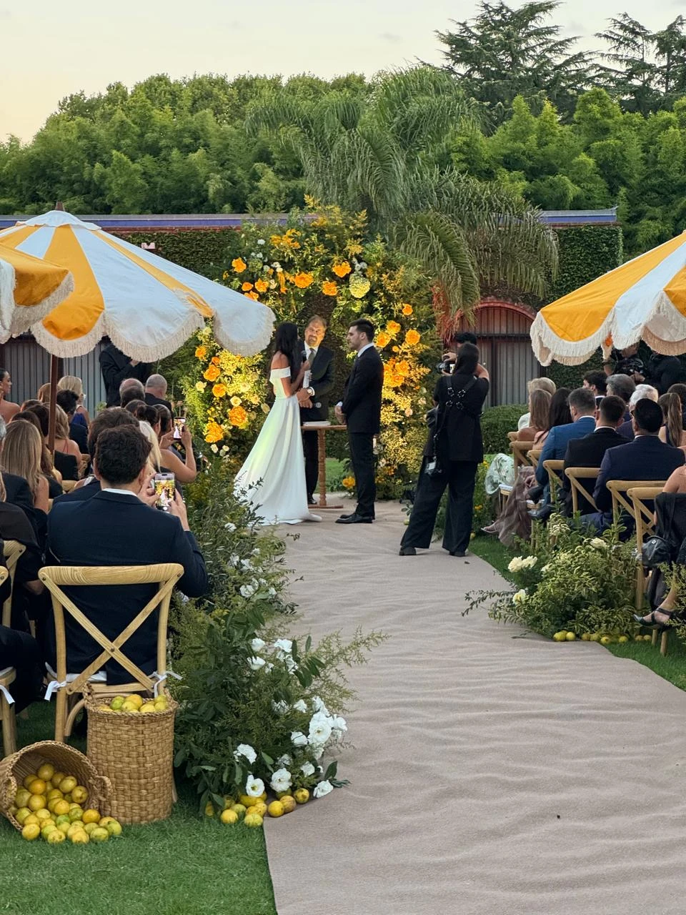 Emily y Rodrigo durante la lectura de votos matrimoniales. 