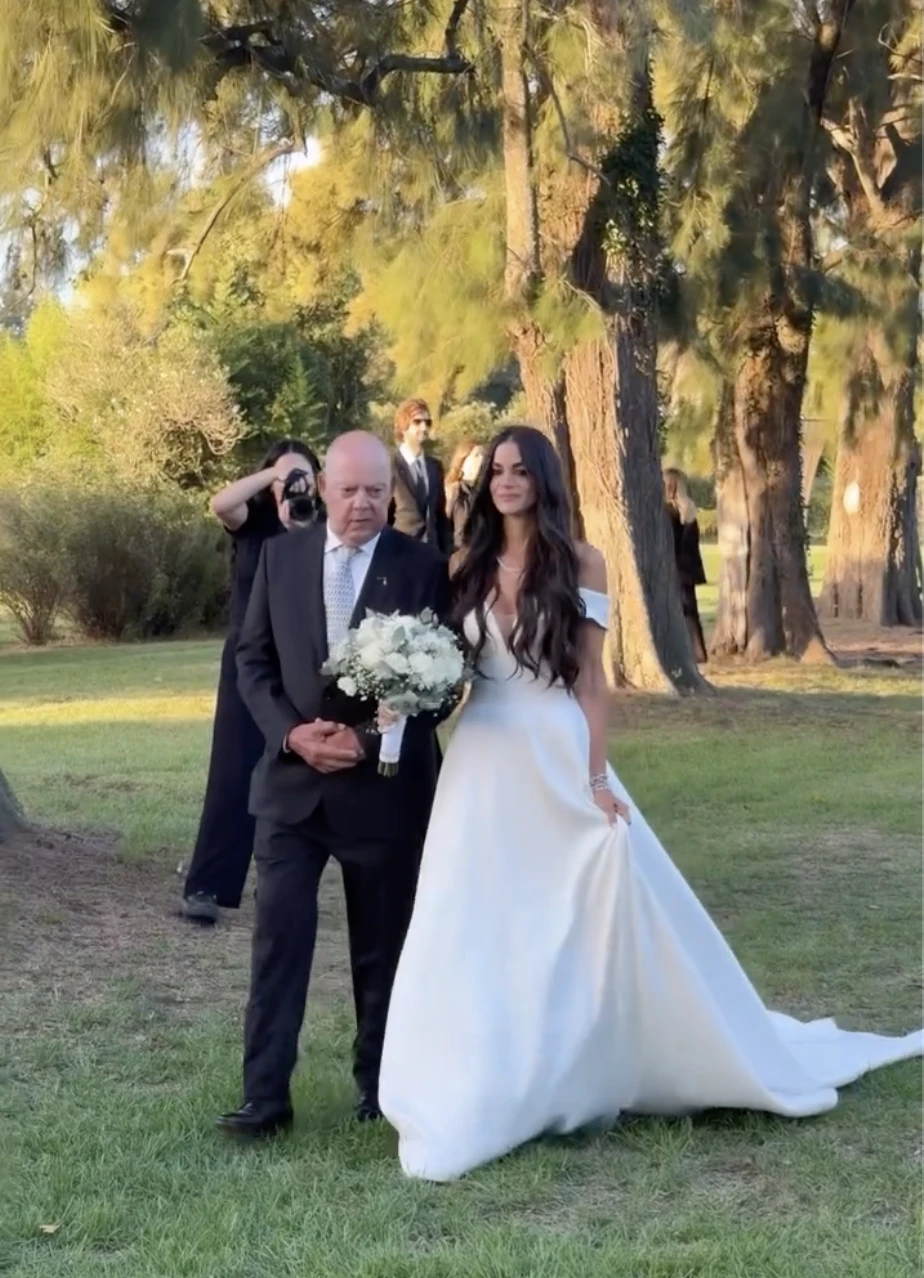 La novia ingresando del brazo de su padre. 
