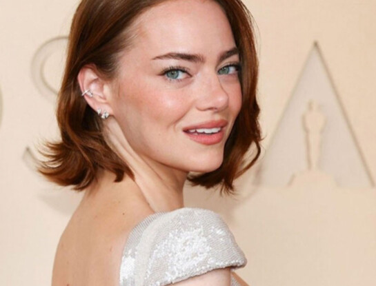 Oscars 2026: Emma Stone deslumbró con un romántico vestido plateado de Louis Vuitton
