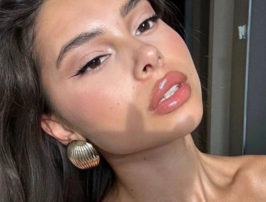 El truco de maquillaje que abre la mirada e ilumina el rostro (con solo un producto)