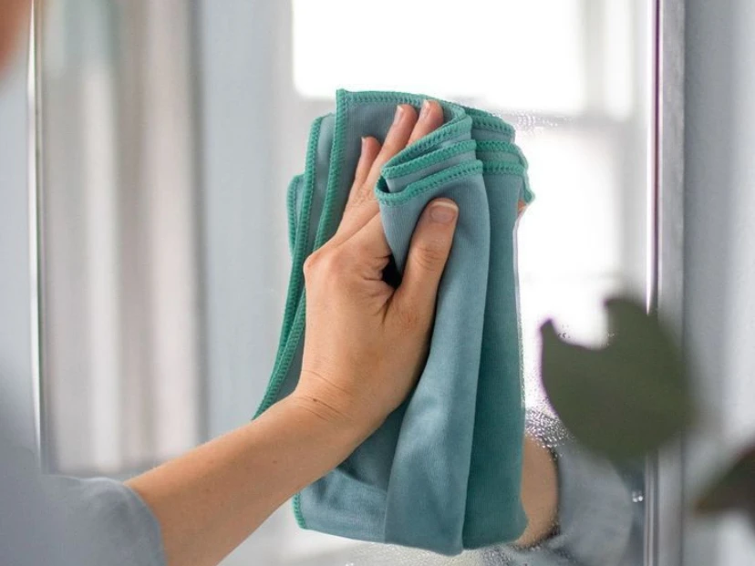 El truco que usan en los hoteles para que el espejo del baño no se empañe