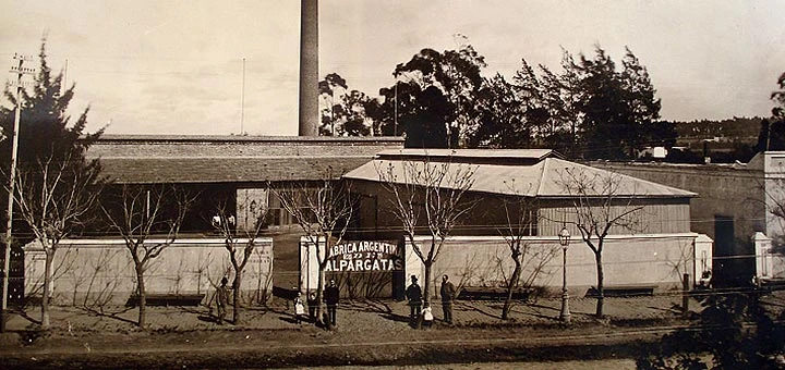 El primer edificio de la ex fábrica de Alpargatas, en la esquina de Patricios y Olavarría.