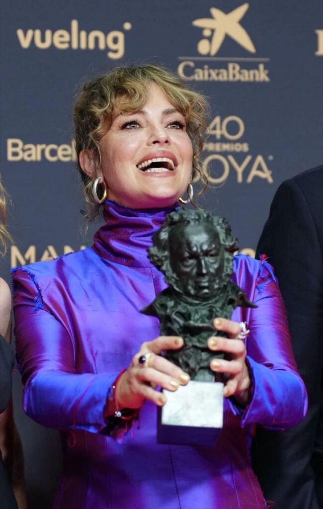 Lució un vestido de mangas largas y cuello alto en un intenso tono violeta metalizado, una apuesta vibrante e innovadora que destacó entre los estilismos de la noche.