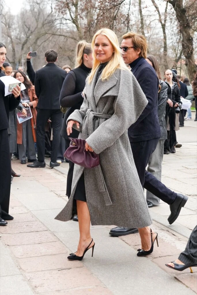 Fiel a su estilo elegante y formal, la modelo apostó por un tapado largo gris, ajustado a la cintura con tiras tipo bata. 