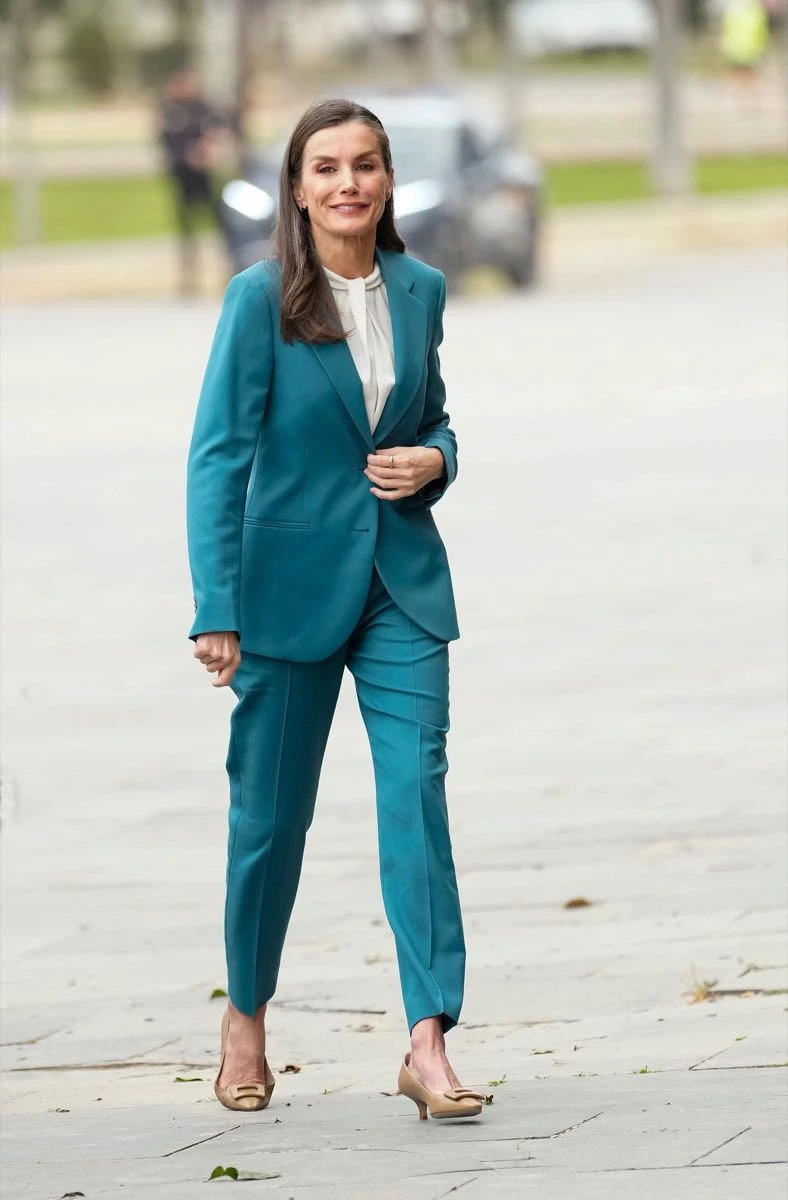 Letizia Ortiz sorprende con su look en Valencia.