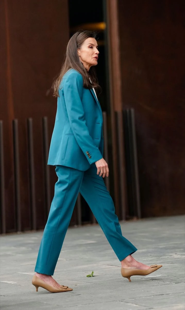 Una vez más, la reina de España apostó por la sastrería.