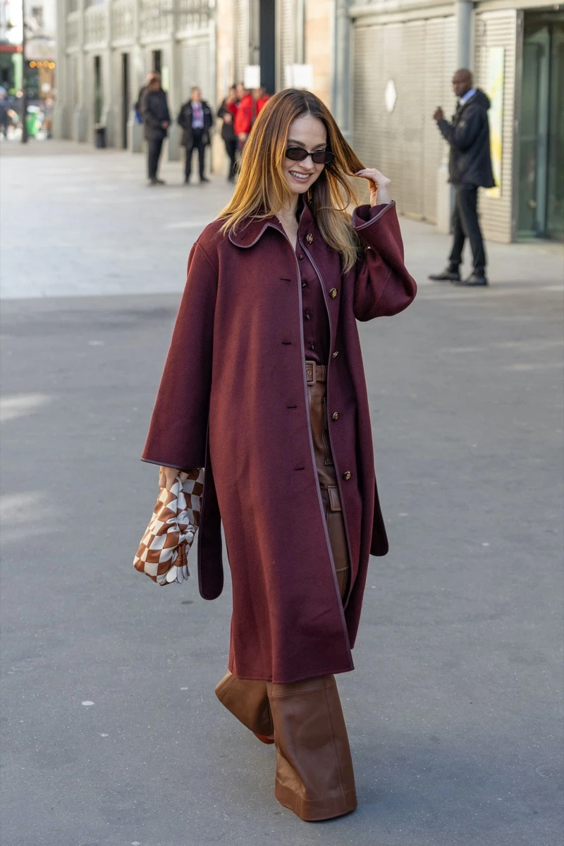 Sastrería femenina, encaje y flecos así fue el espíritu boho chic del desfile de Zimmermann en París 