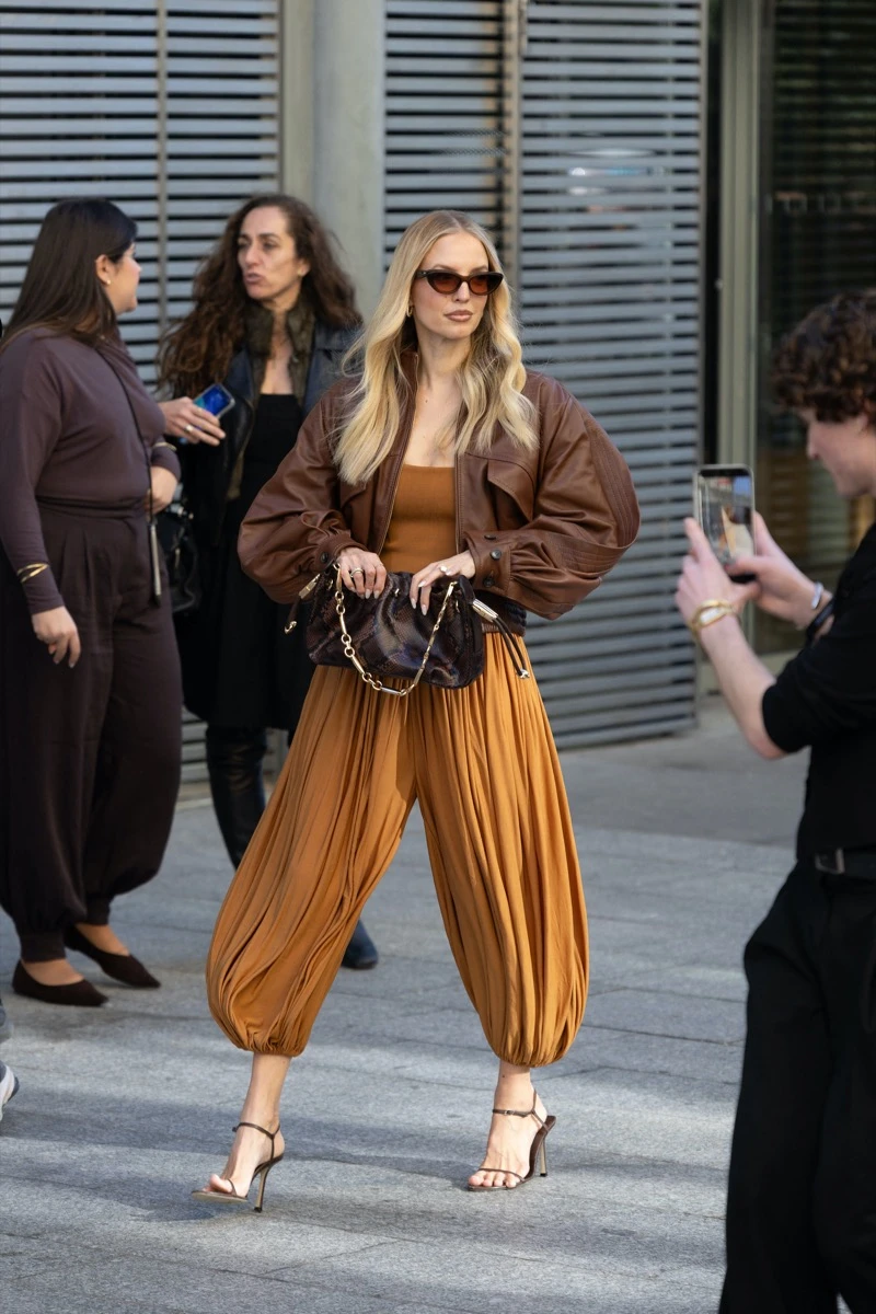 Sastrería femenina, encaje y flecos así fue el espíritu boho chic del desfile de Zimmermann en París 