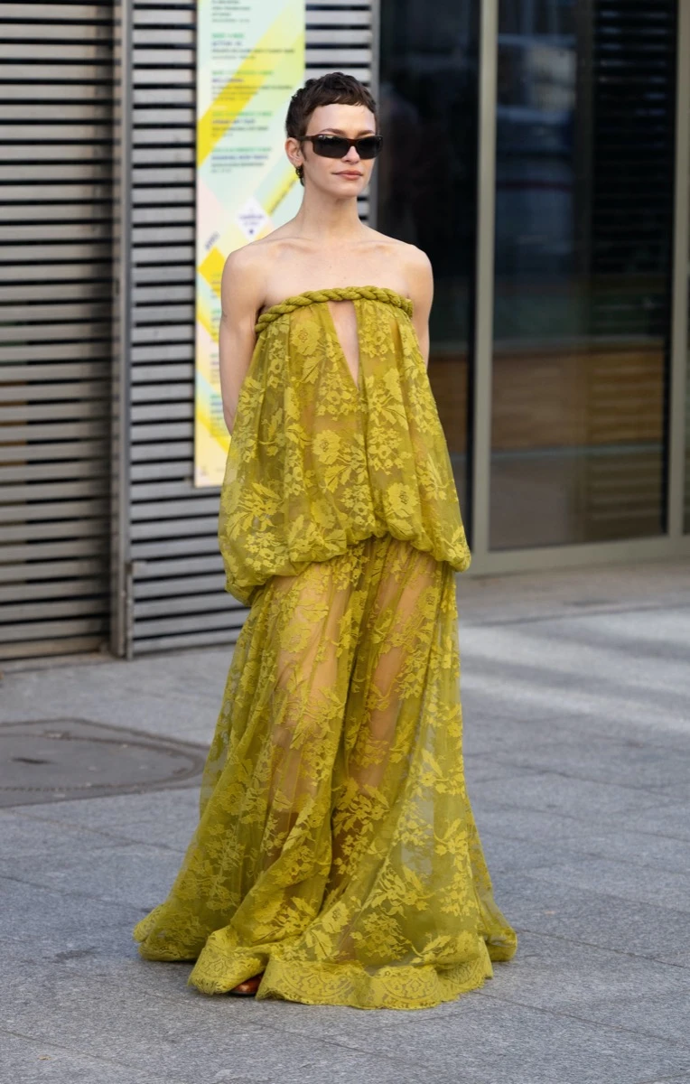 Sastrería femenina, encaje y flecos así fue el espíritu boho chic del desfile de Zimmermann en París 