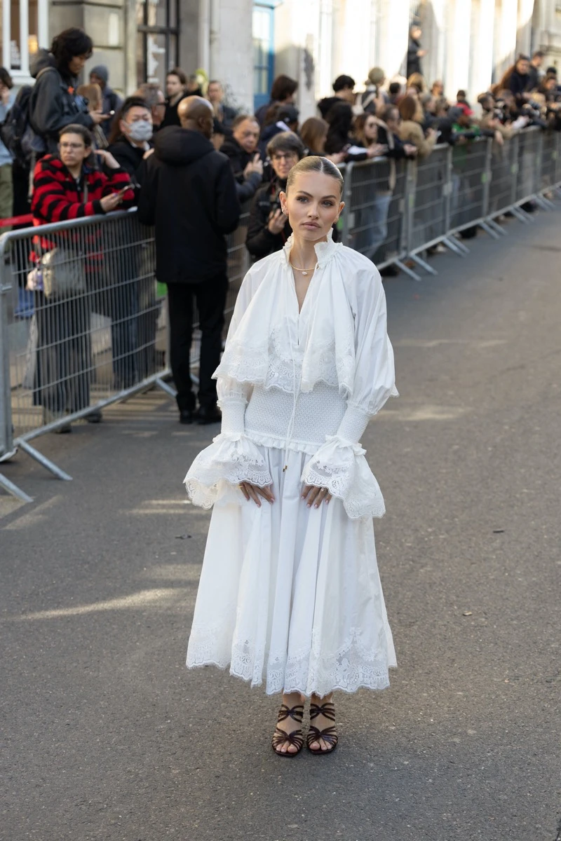 Sastrería femenina, encaje y flecos así fue el espíritu boho chic del desfile de Zimmermann en París 