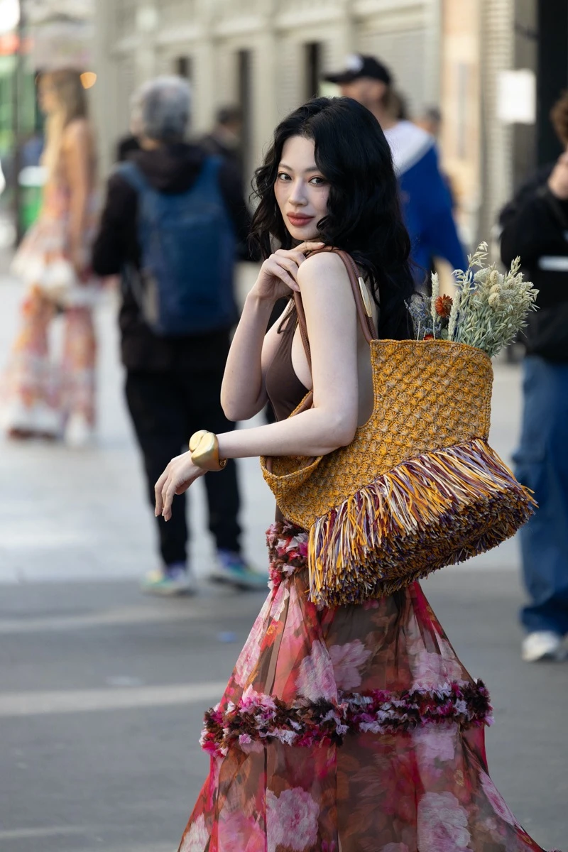 Sastrería femenina, encaje y flecos así fue el espíritu boho chic del desfile de Zimmermann en París 