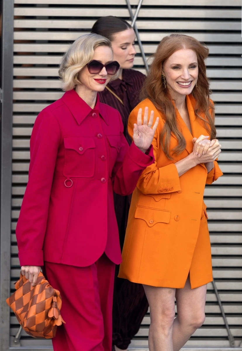 Sastrería vibrante: la tendencia que Jessica Chastain y Naomi Watts mostraron en el desfile de Zimmermann en París