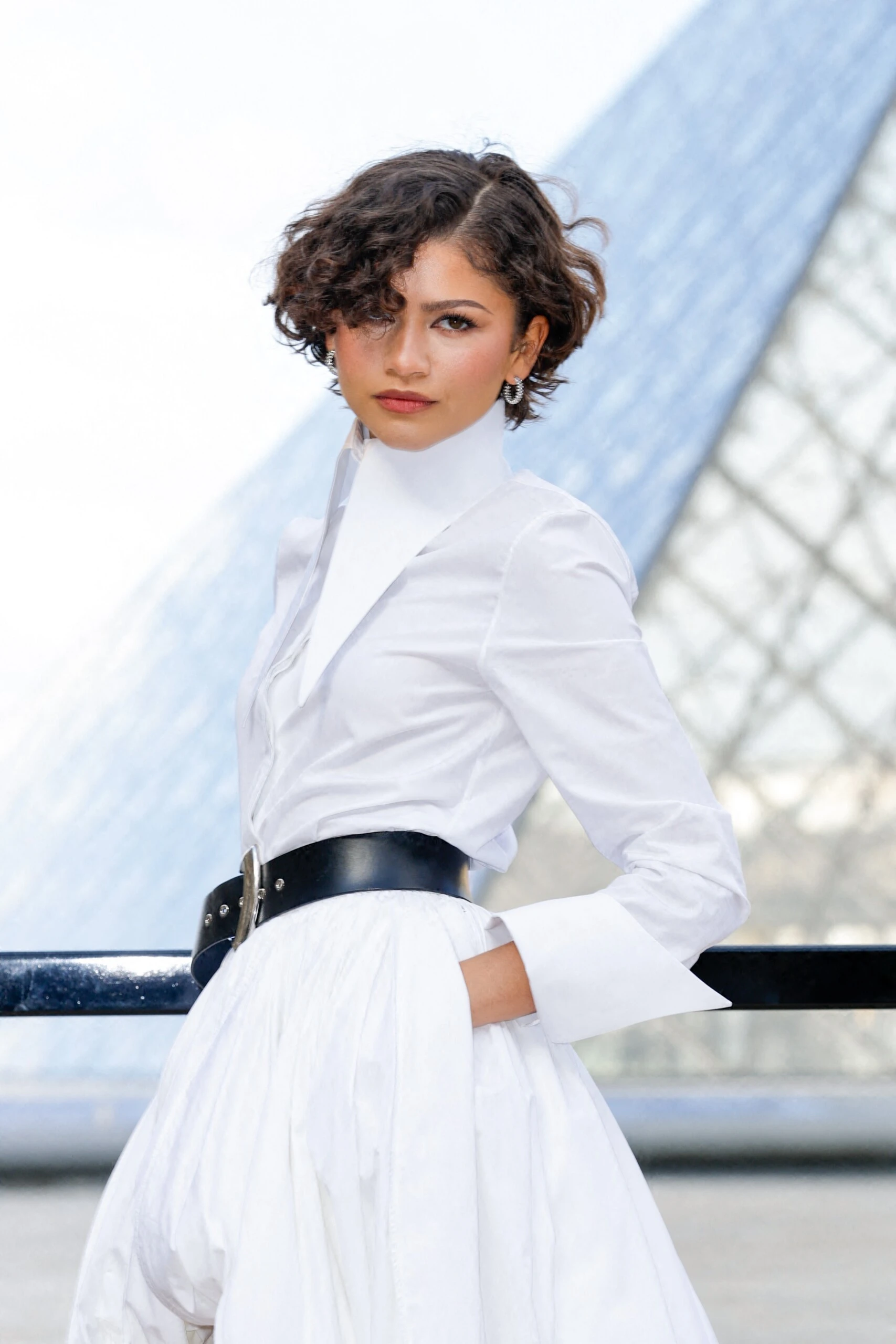 Zendaya reapareció con un elegante bob corto en el desfile de Louis Vuitton