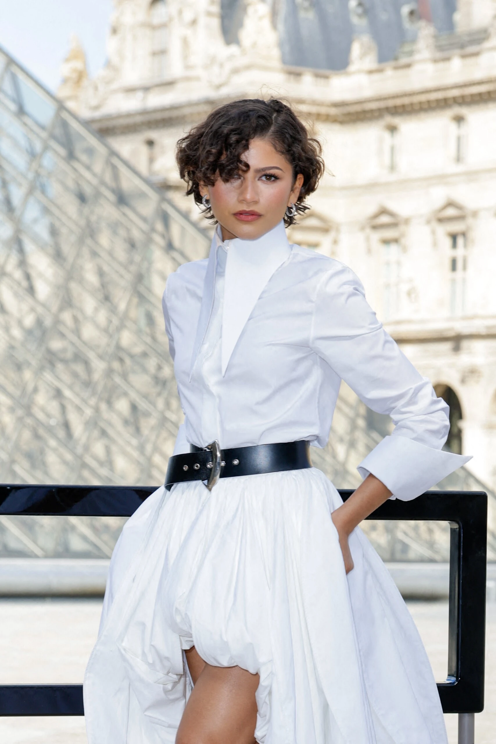 Zendaya reapareció con un elegante bob corto en el desfile de Louis Vuitton