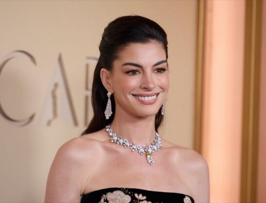 El truco beauty "efecto botox" de Anne Hathaway que levanta la mirada al instante