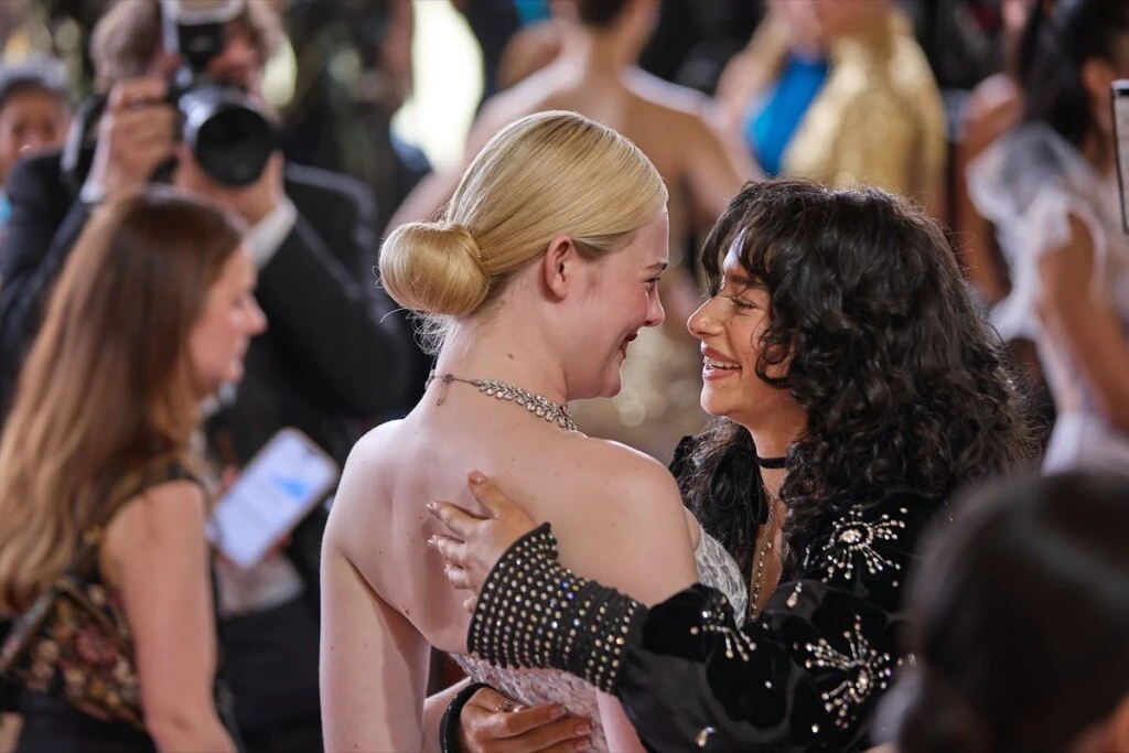 Elle Fanning y Odessa A'zion