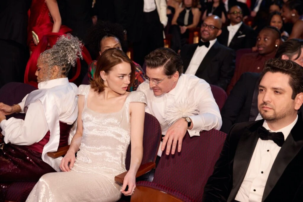 Emma Stone y Pedro Pascal  