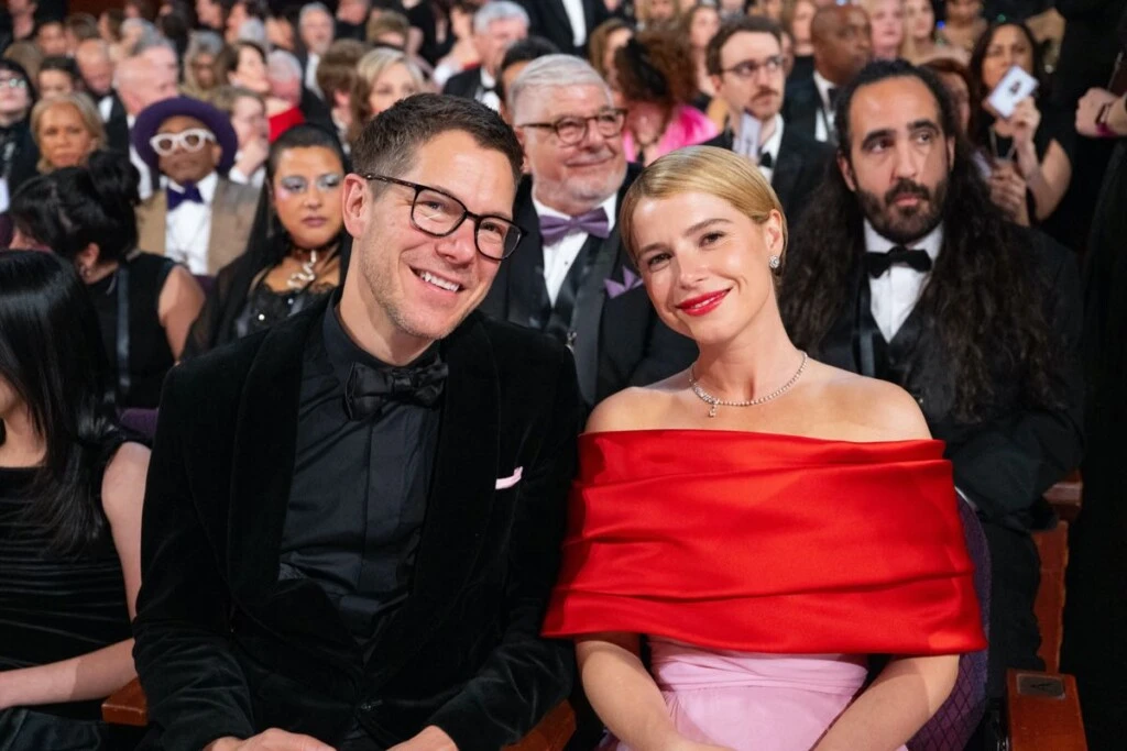 Freddie Sorensen y Jessie Buckley  