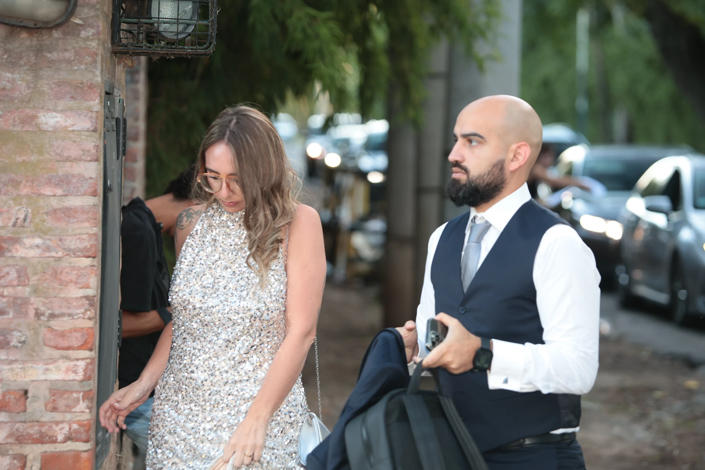 Así llegaban algunos invitados a la fiesta. 