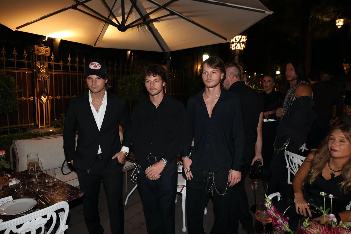 Luca, Luigi y Mika Bonomi, hijos de Cynthia Kern y Federico Bonomi, diseñadores y dueños de Kosiuko.