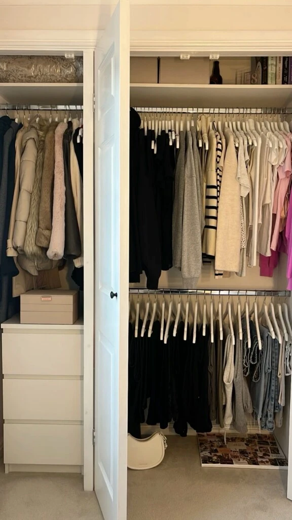 “Lo que no se ve, no se usa”, resume la estilista. Por eso, es clave ordenar estratégicamente.