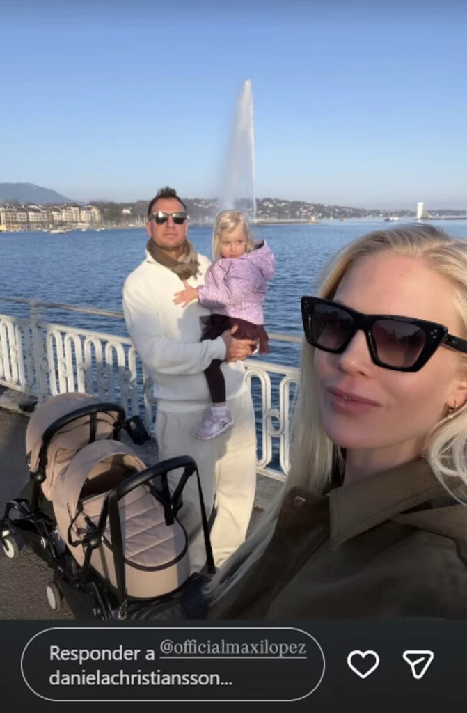 Daniela mostró un paseo por la costanera: Maxi sostiene en brazos a Elle, mientras el cochecito de Lando se observa en primer plano.