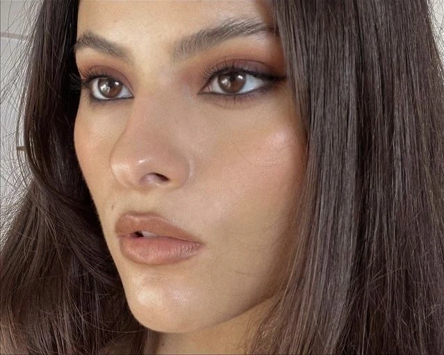 Una sombra de ojos en tonos tierra combinada con un delineado negro marcado es otra fórmula que favorece especialmente a los ojos almendrados.