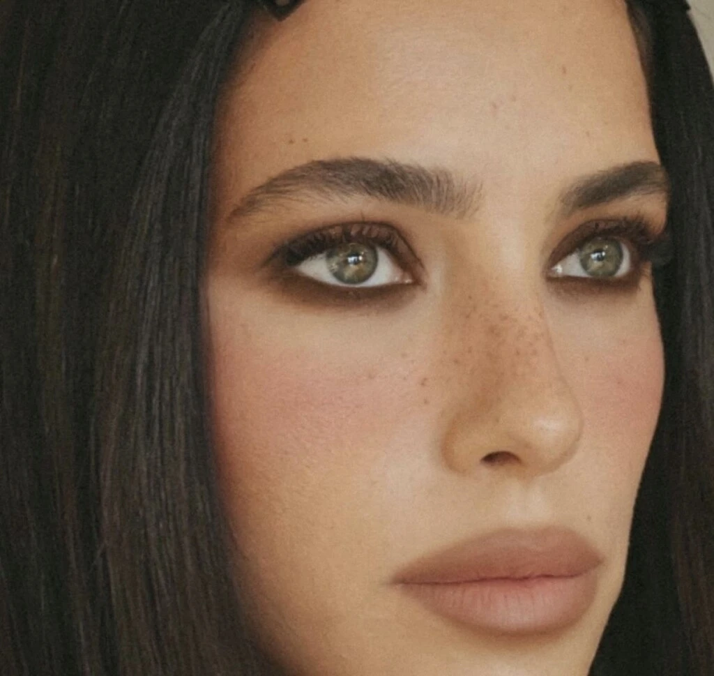 El protagonismo del look está en la mirada.