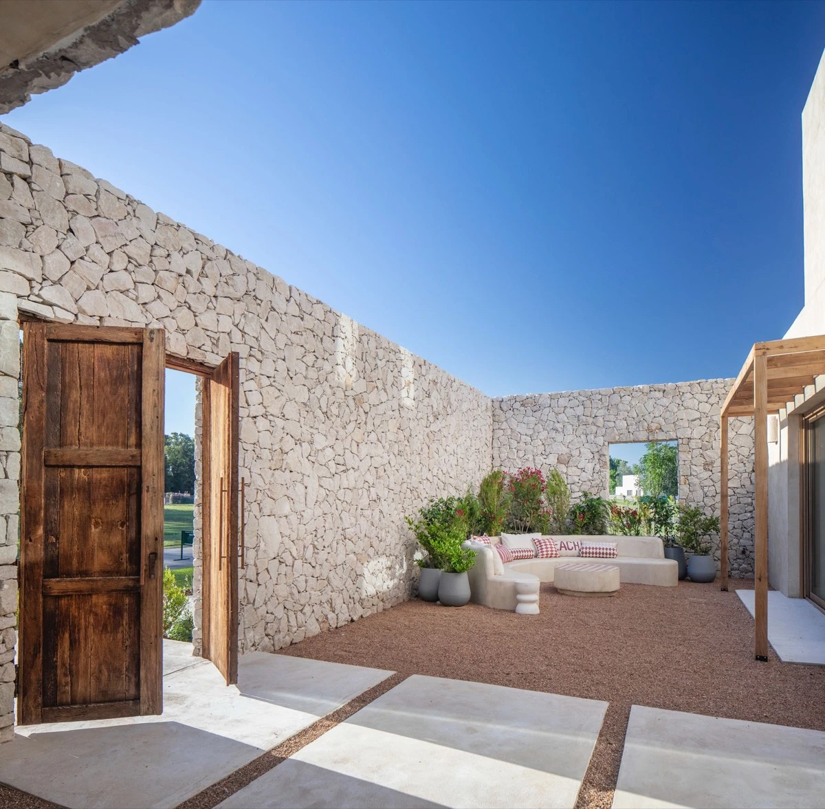  “La Verbena” es una casa proyectada por Grupo Pauta con interiorismo de Sol Palou Deco, implantada en un lote a la laguna dentro del corredor de Pilar.  