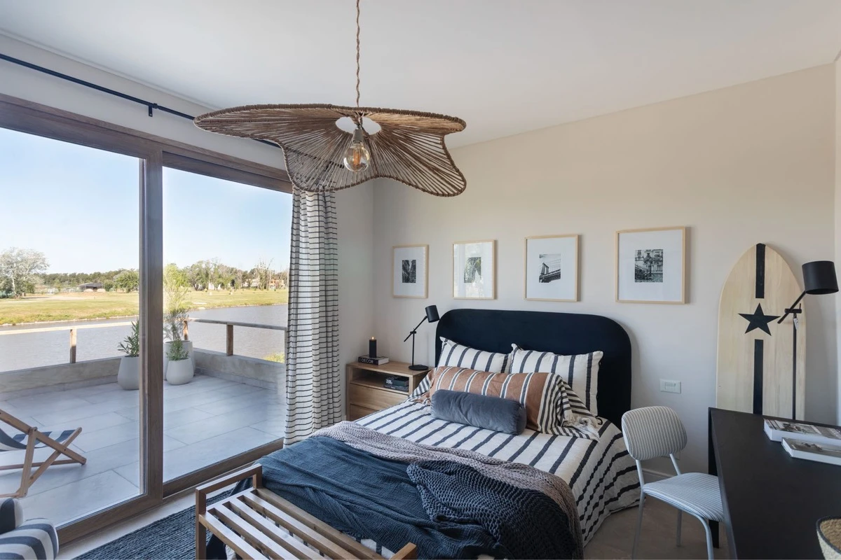 El cuarto vestido de azul. 