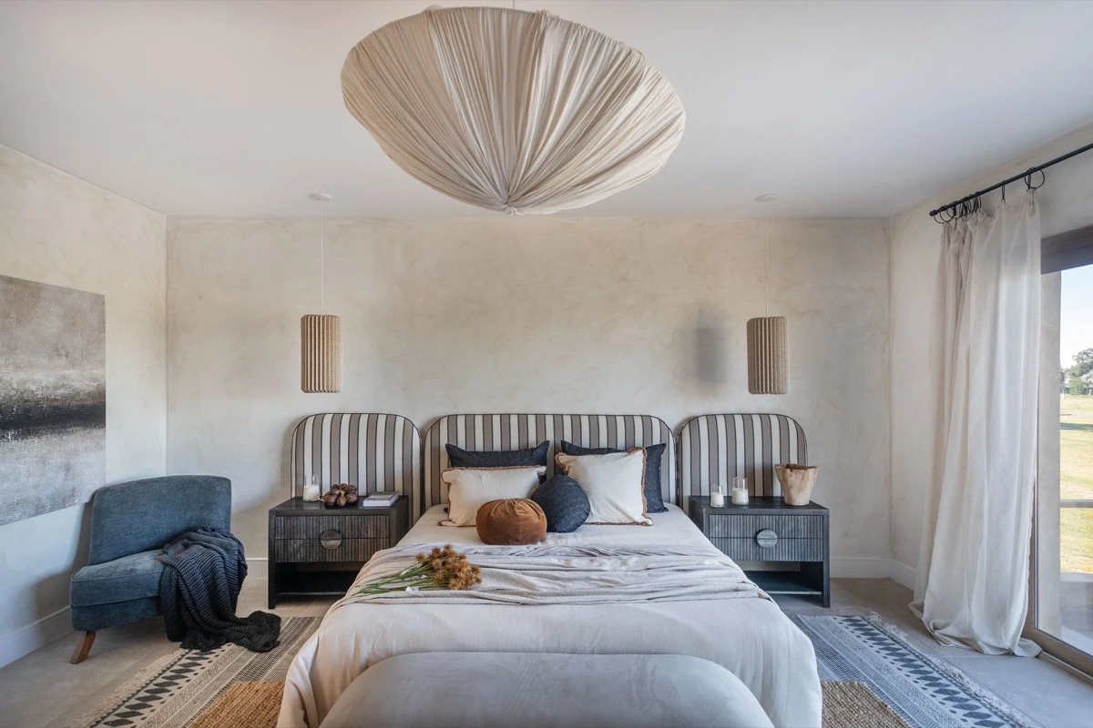 El dormitorio principal propone un clima sereno