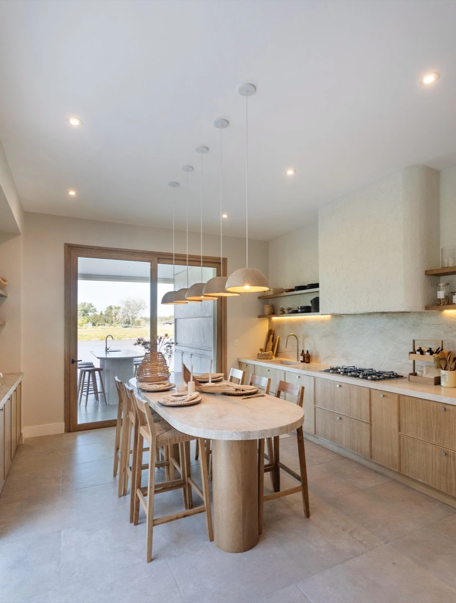 “La Verbena” es una casa proyectada por Grupo Pauta con interiorismo de Sol Palou Deco, implantada en un lote a la laguna dentro del corredor de Pilar.  